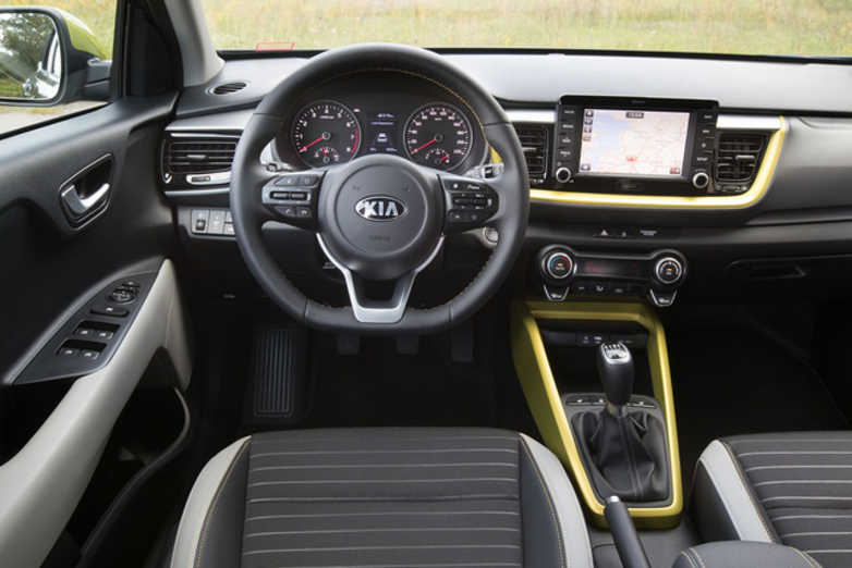 kia stonic interni gialli